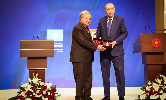 Генеральный секретарь ООН Антониу Гутерриш принимает Международную премию мира имени Ататюрка из рук президента Турции. 